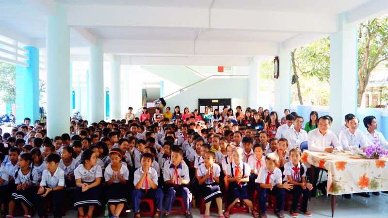 Hung Thinh Corp trao tặng 110 phần quà  cho học sinh Trường Tiểu học Cam Hải Đông, tỉnh Khánh Hòa